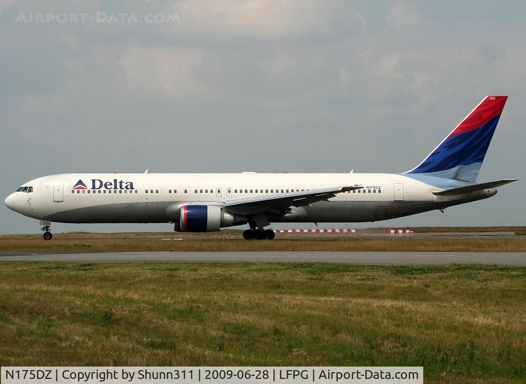 N175DZ, 1999 Boeing 767-332 C/N 29696, Taxiing for departure...