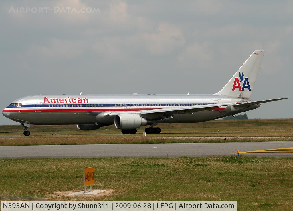 N393AN, 1998 Boeing 767-323 C/N 29430, Taxxing for departure...