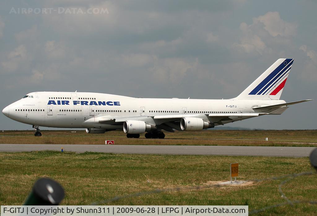 F-GITJ, 2004 Boeing 747-428 C/N 32871, Taxiing for departure...