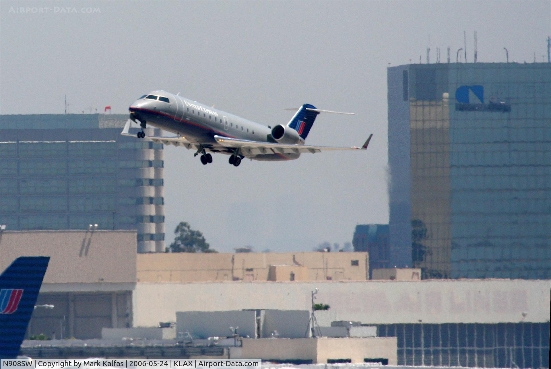N908SW, 2001 Bombardier CRJ-200LR (CL-600-2B19) C/N 7540, United Express, (Skywest) Canadair CL-600-2B19, N908SW, departing 25R KLAX