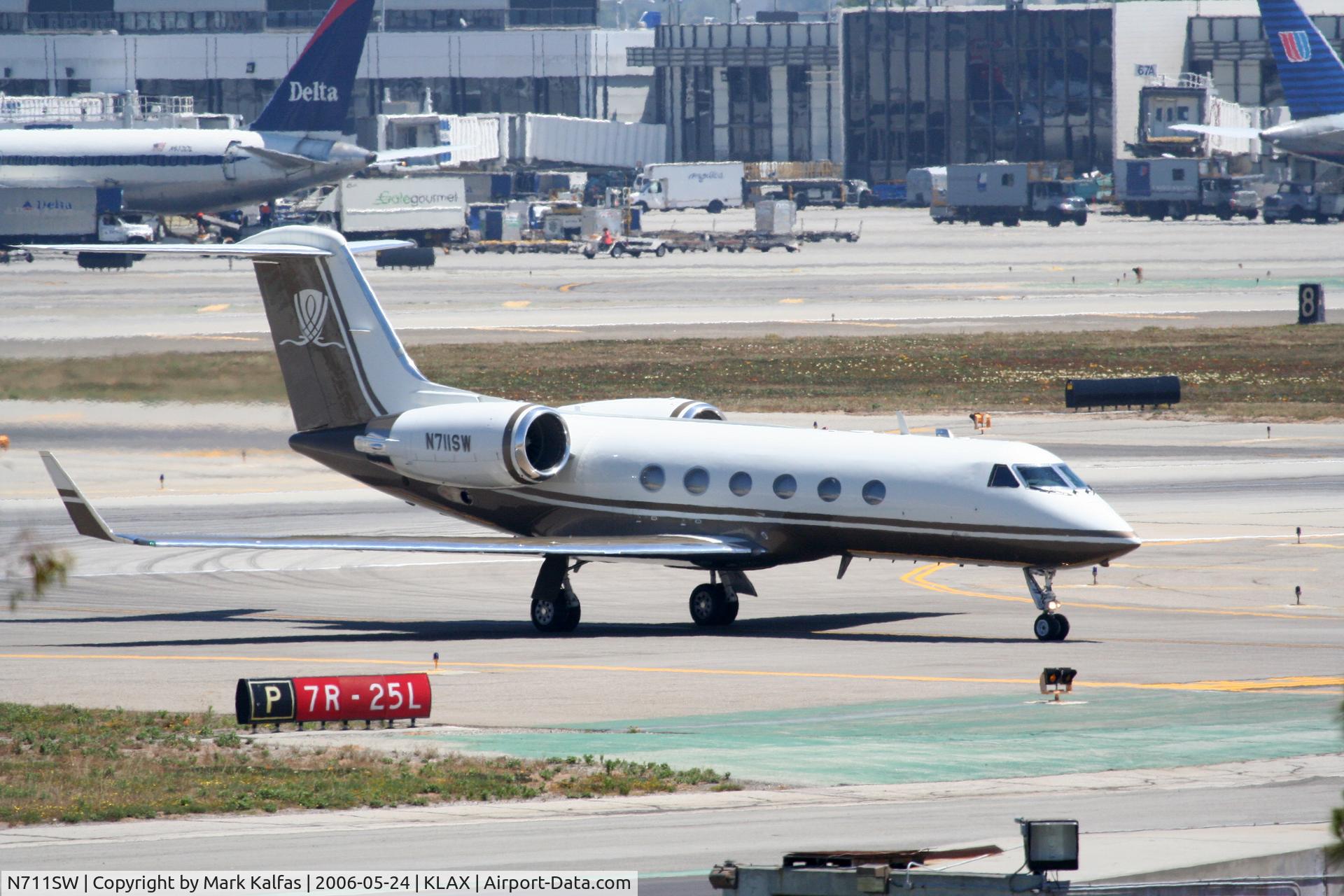 N711SW, 2007 Gulfstream Aerospace GIV-X (G450) C/N 4085, Gulfstream Aerospace GIV-X (G450) N711SW crossing 25L KLAX