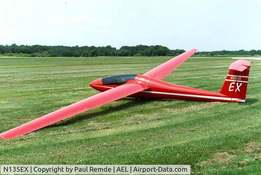 N135EX, 1977 Schweizer SGS 1-35C C/N 72, Red 1-35c with Blue Smoke canopy