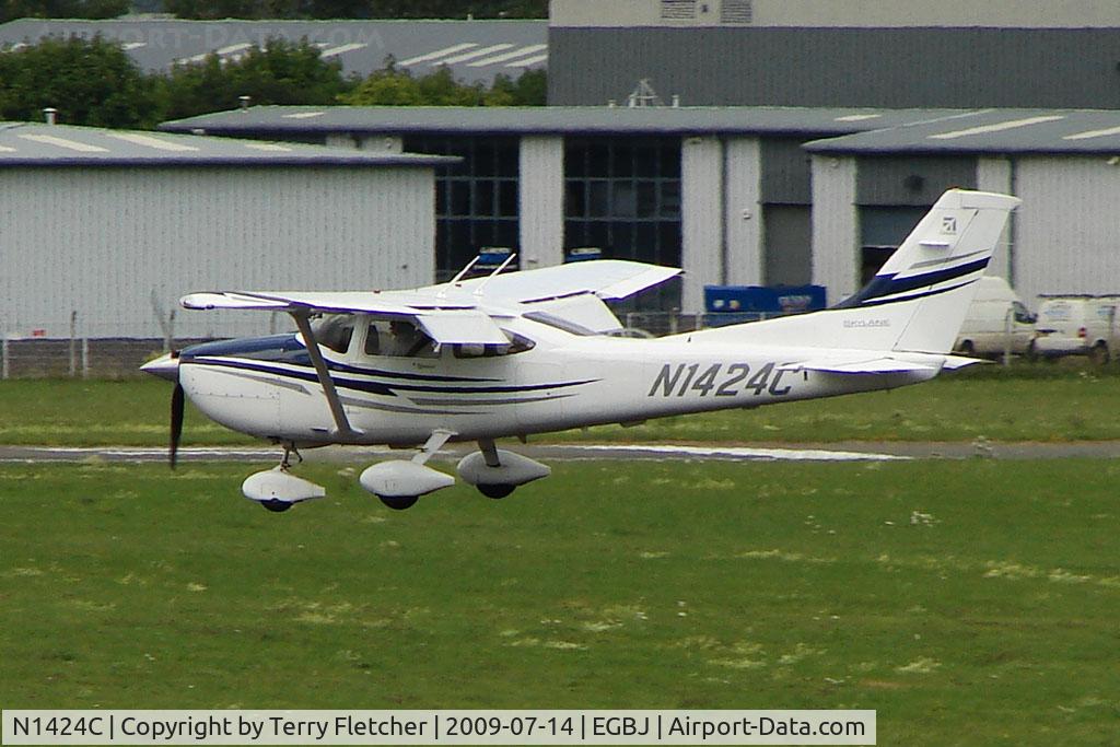 N1424C, 2005 Cessna 182T Skylane C/N 18281610, Cessna in for re-fuel at Gloucestershire (Staverton) Airport