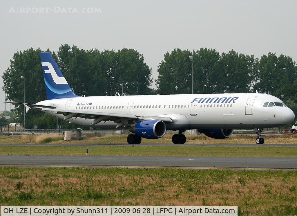 OH-LZE, 2003 Airbus A321-211 C/N 1978, Taxiing on parallels runways...