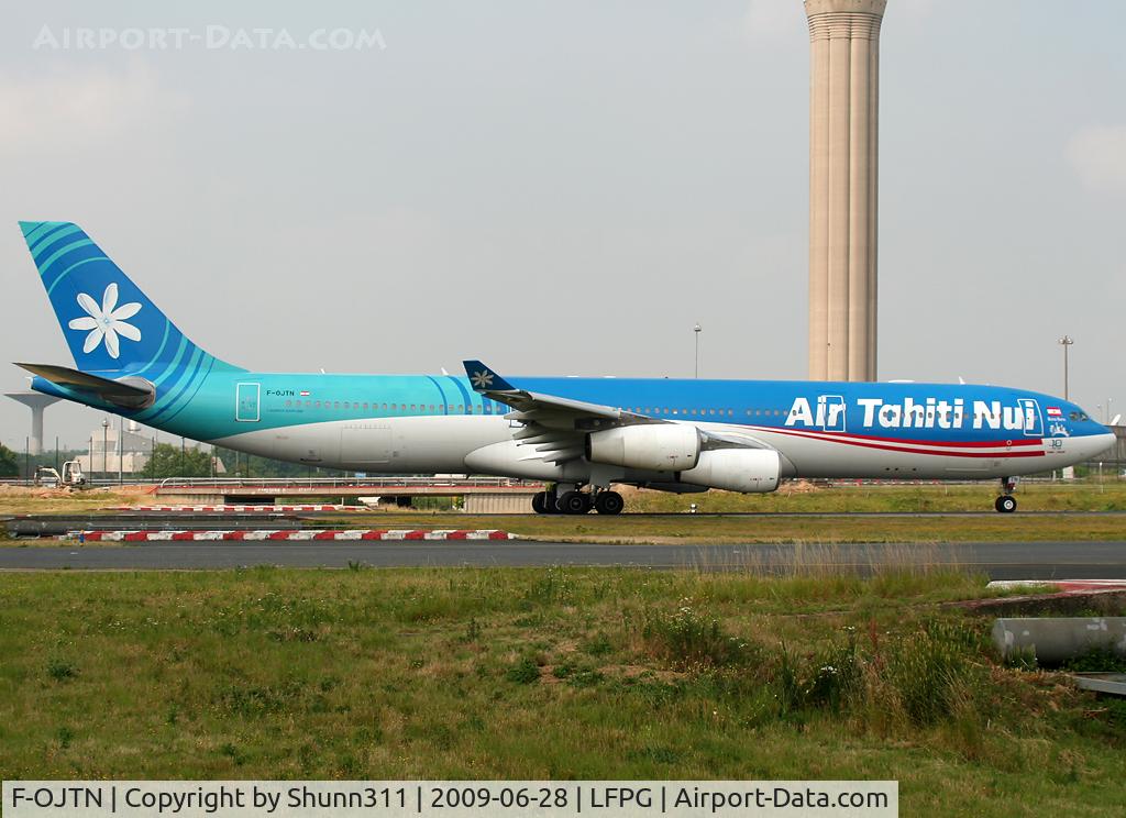 F-OJTN, 2001 Airbus A340-313 C/N 395, Taxiing on parallels runways...