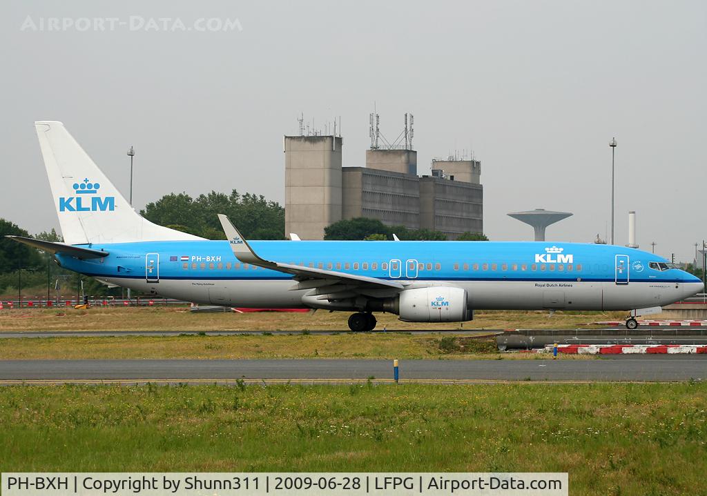 PH-BXH, 2000 Boeing 737-8K2 C/N 29597, Taxiing on parallels runways...