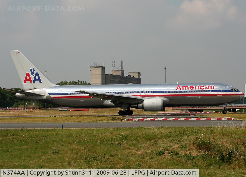 N374AA, 1992 Boeing 767-323 C/N 25201, Taxiing on parallels runways...
