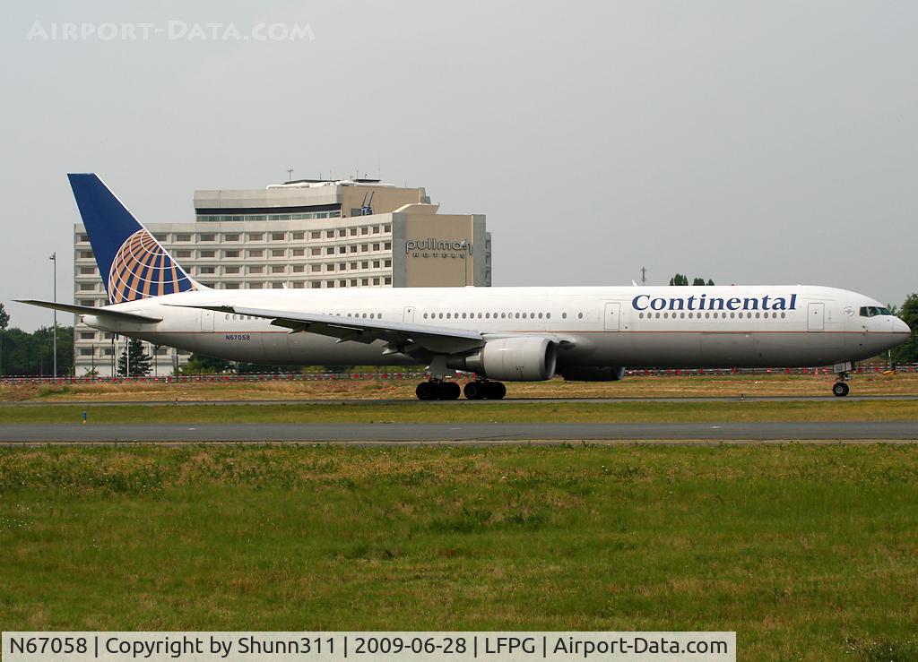 N67058, 2002 Boeing 767-424/ER C/N 29453, Taxiing on parallels runways...