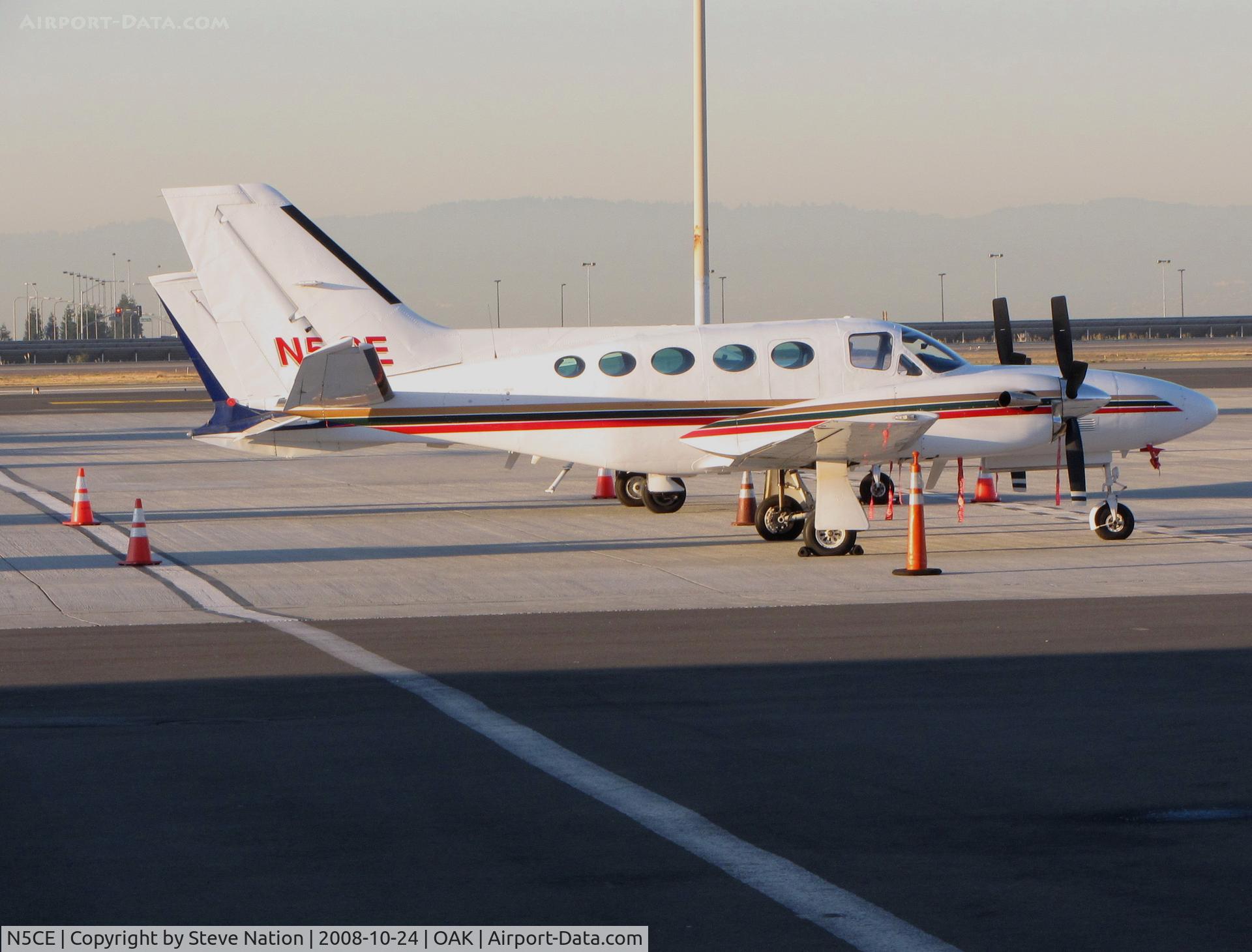 N5CE, 1981 Cessna 425 Conquest I C/N 425-0135, 1981 Cessna 425 on transient ramp @ OAK
