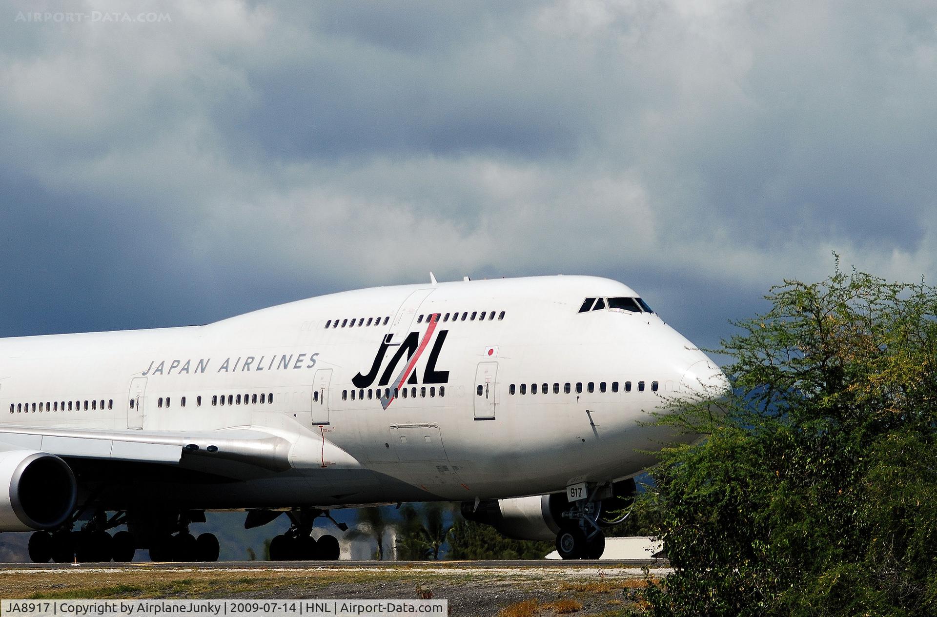 JA8917, 1999 Boeing 747-446 C/N 29899, Japan Airlines Flight 77 heads out for take off on the reef runway at Honolulu.