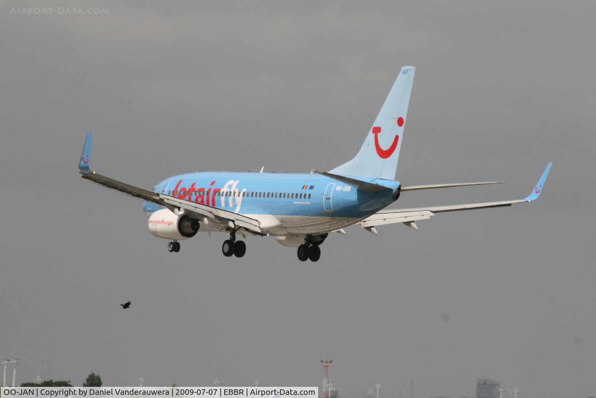 OO-JAN, 1999 Boeing 737-76N C/N 28609, several seconds before landing on rwy 25L