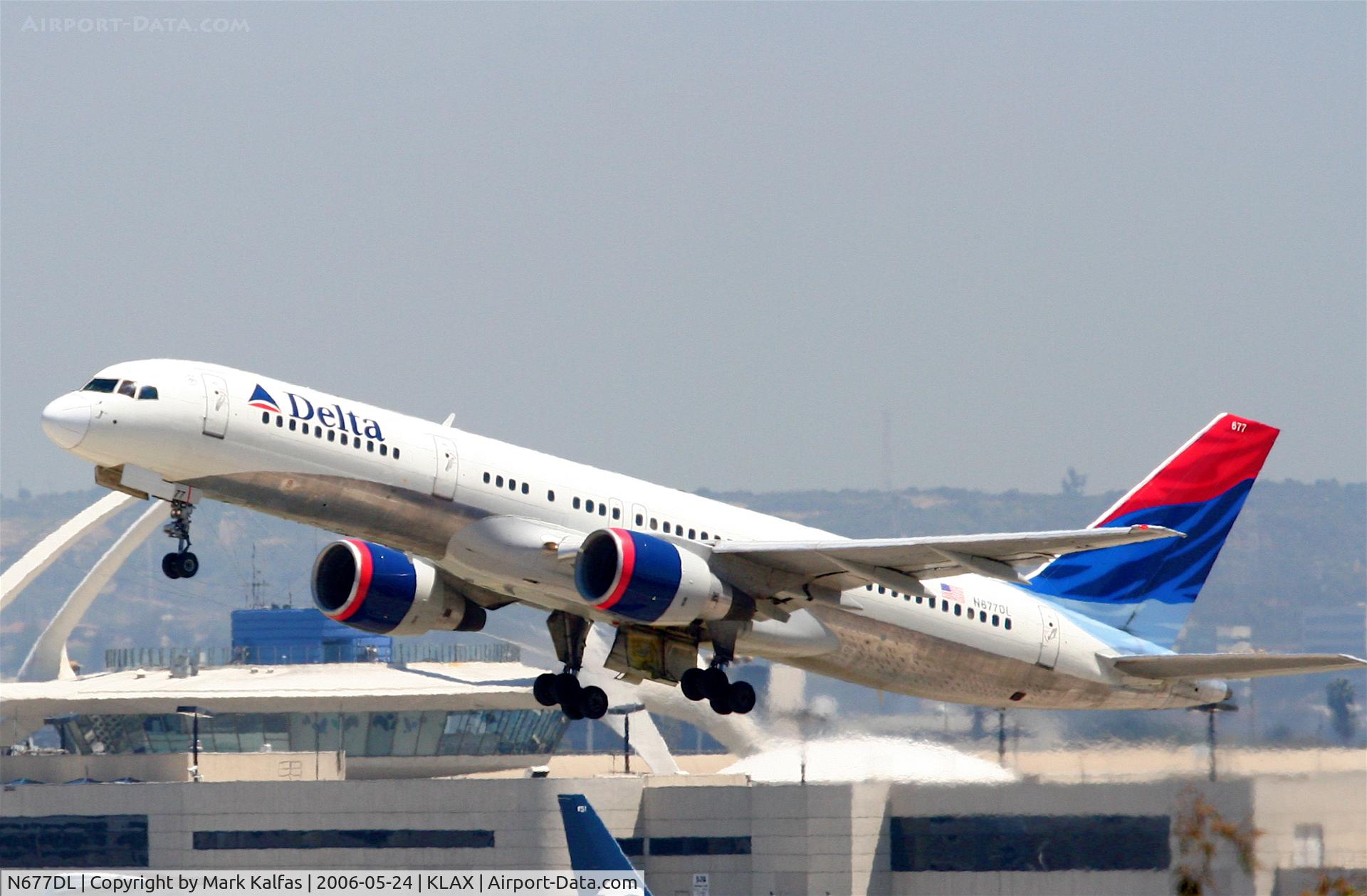 N677DL, 1992 Boeing 757-232 C/N 25982, Delta Airlines Boeing 757-232,  N677DL departing 25R KLAX