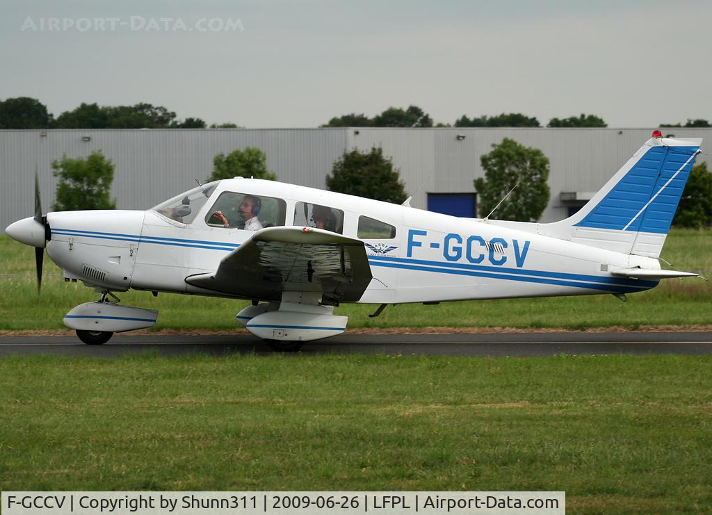 F-GCCV, Piper PA-28-181 Archer II C/N 28-8090005, Taxiing to the Airclub...