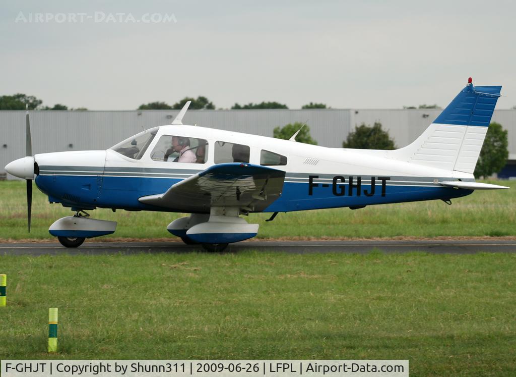 F-GHJT, Piper PA-28-181 Archer C/N 28-8090087, Taxiing for departure...