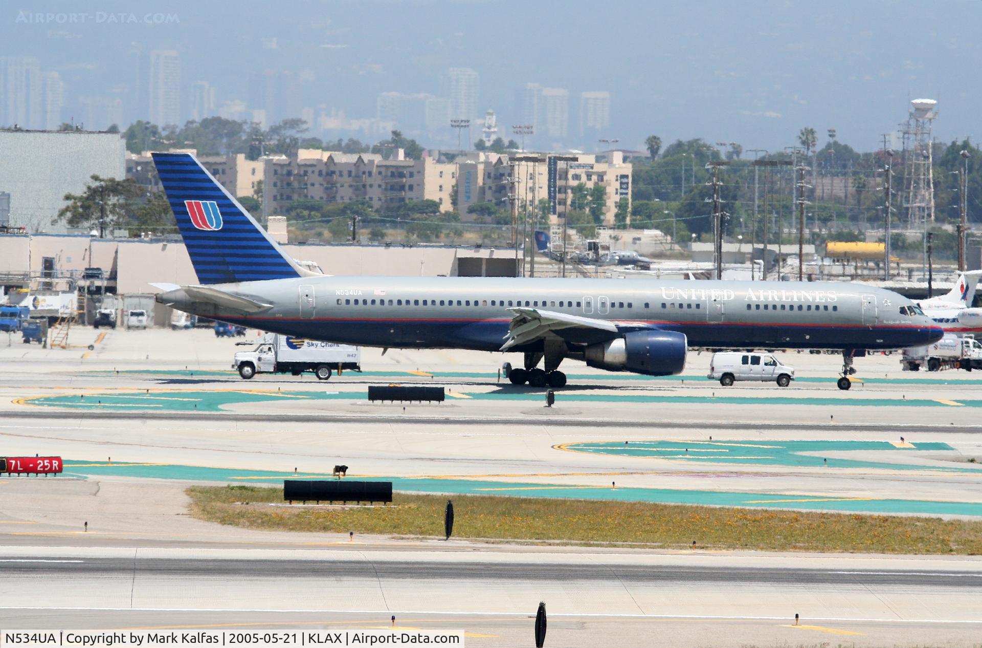 N534UA, 1991 Boeing 757-222F C/N 25129, United Airlines Boeing 757-222, N534UA Taxiway BRAVO to the gate