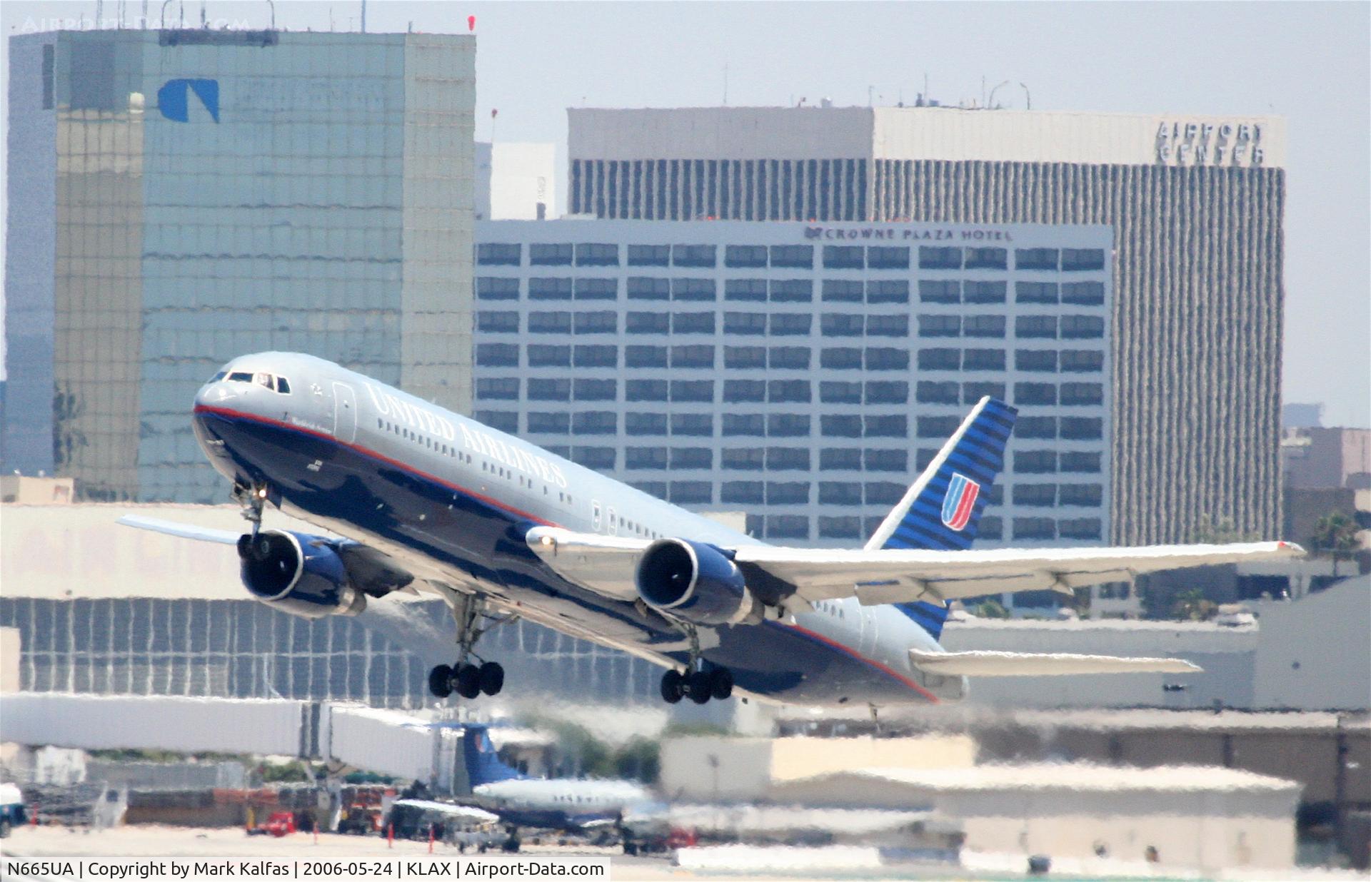 N665UA, 1998 Boeing 767-322 C/N 29237, United Airlines 767-322, N665UA departs KLAX RWY 25R
