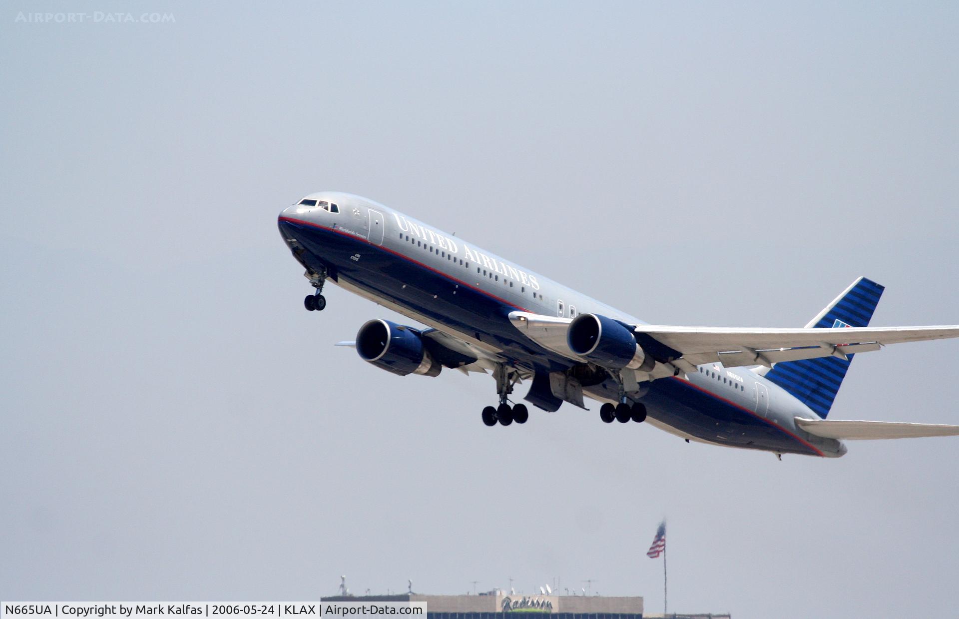 N665UA, 1998 Boeing 767-322 C/N 29237, United Airlines 767-322, N665UA departs KLAX RWY 25R