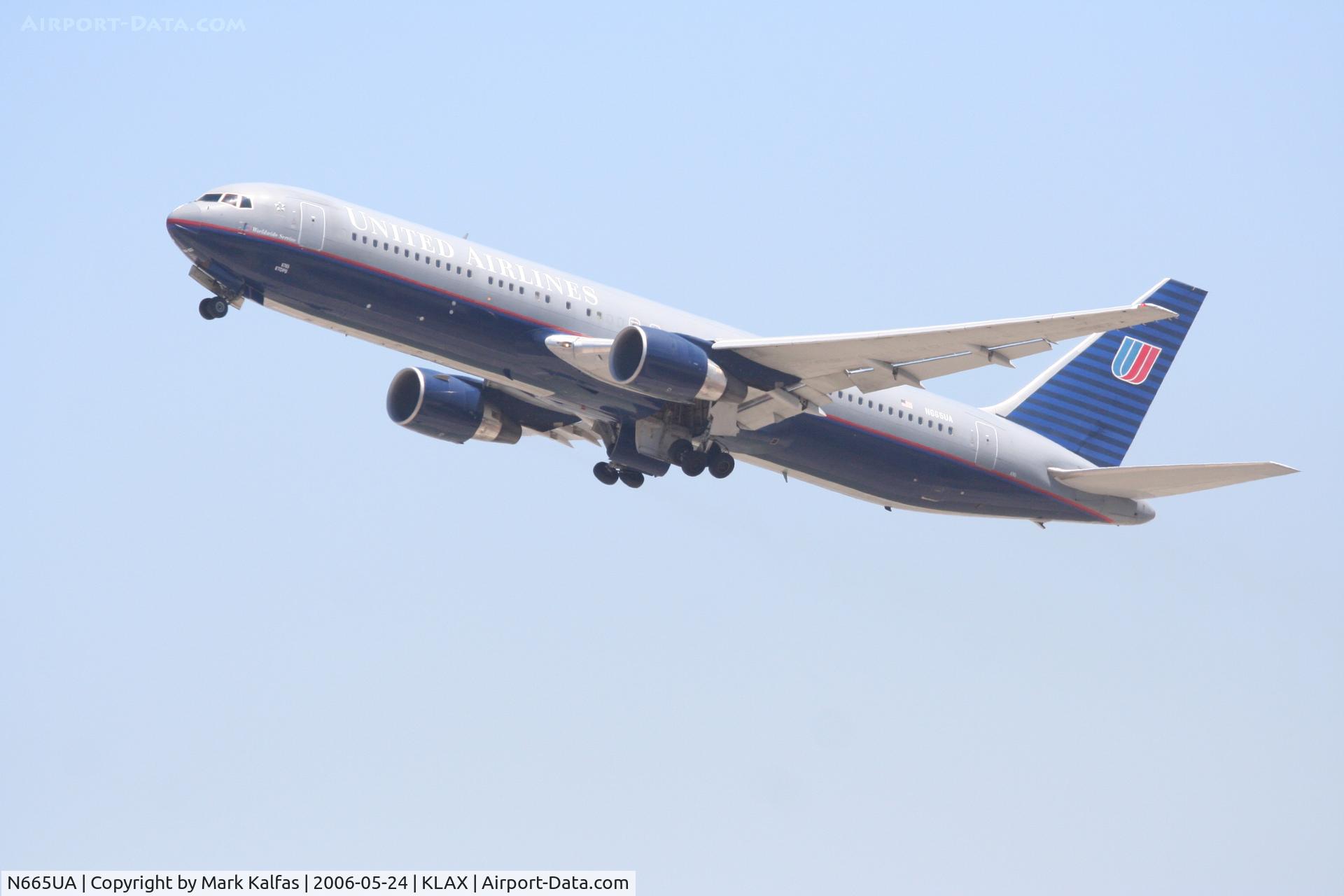 N665UA, 1998 Boeing 767-322 C/N 29237, United Airlines 767-322, N665UA departs KLAX RWY 25R