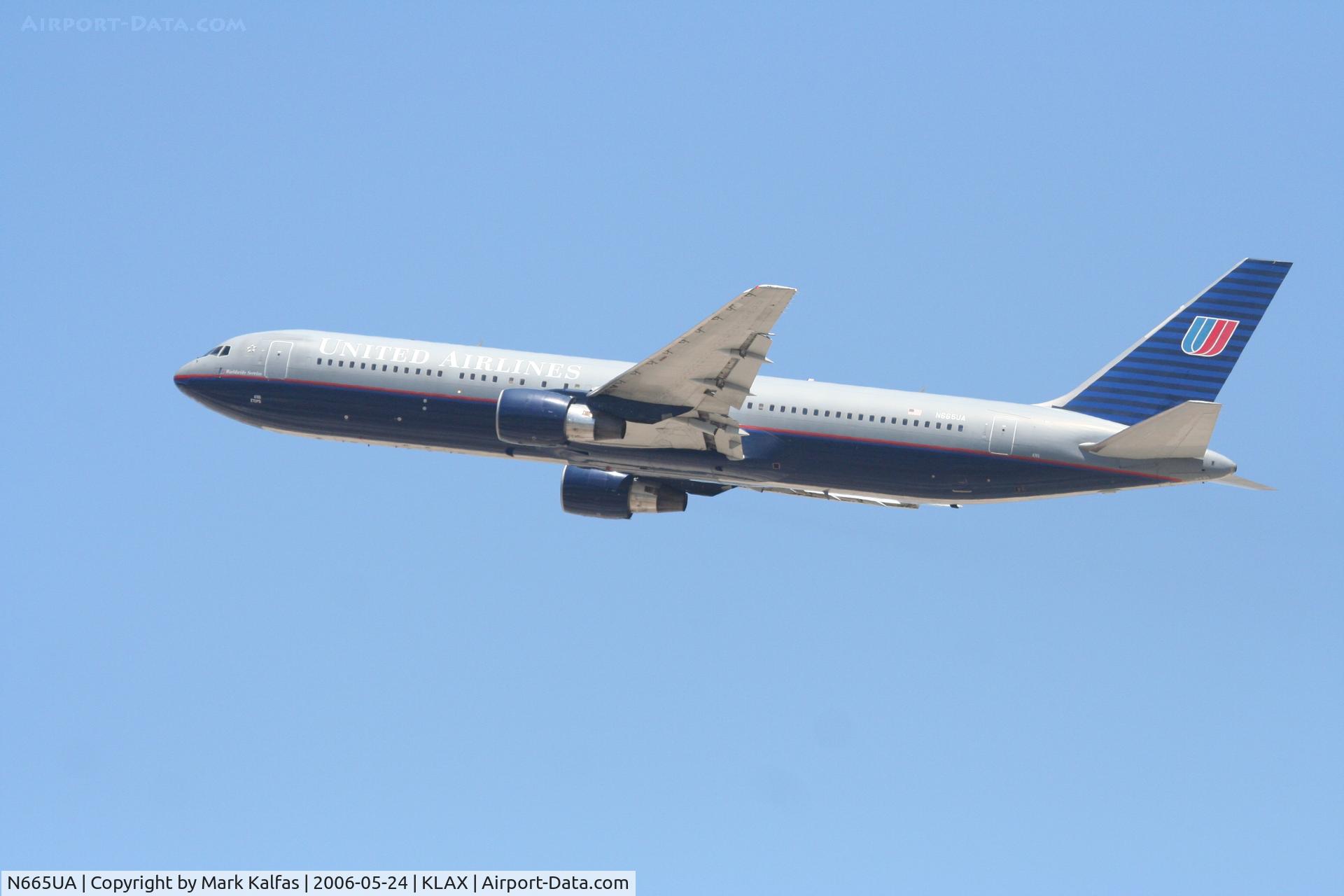 N665UA, 1998 Boeing 767-322 C/N 29237, United Airlines 767-322, N665UA departs KLAX RWY 25R