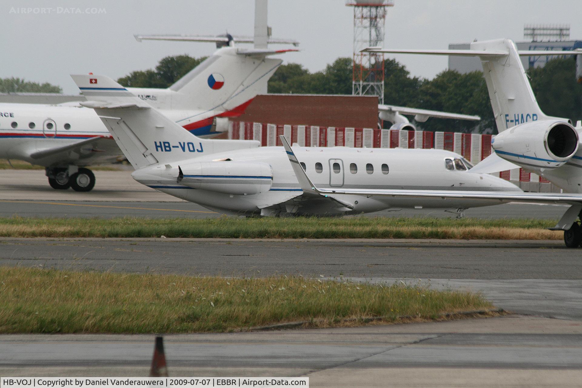 HB-VOJ, 2006 Raytheon Hawker 850XP C/N 258799, taxiing to leave General Aviation apron