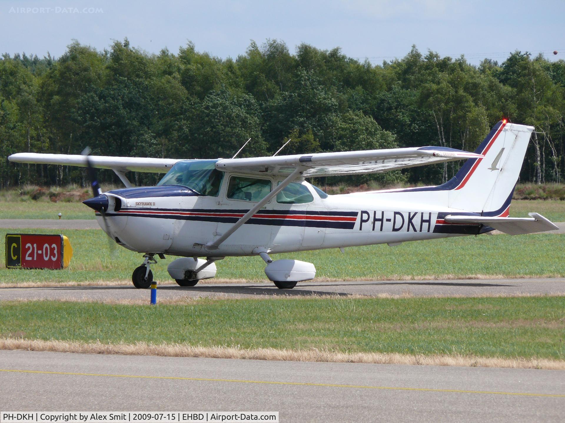 PH-DKH, Cessna 172P C/N 17275655, Cessna C172P Skyhawk PH-DKH Luchtvaartbedrijf de Kempen