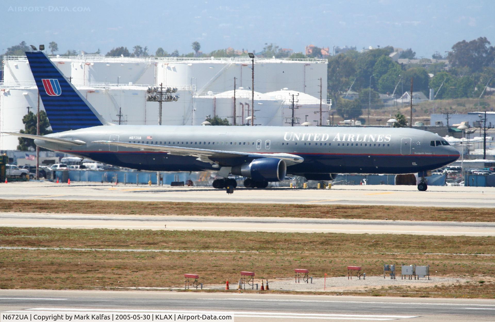 N672UA, 1999 Boeing 767-322 C/N 30027, United Airlines 767-322, N672UA on taxiway BRAVO at KLAX after a trip down from KORD