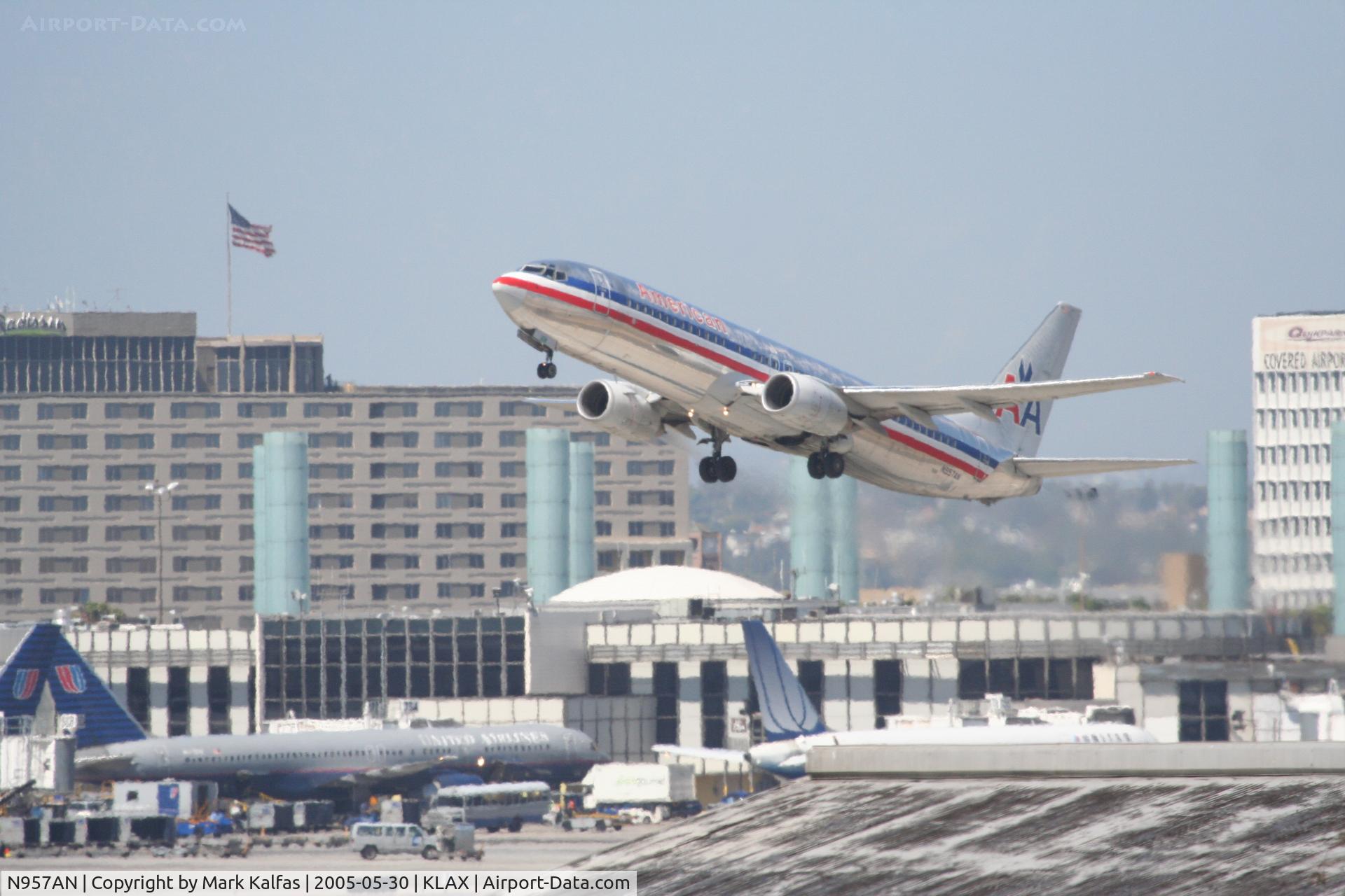 N957AN, 2001 Boeing 737-823 C/N 29541, American Airlines 737-823, N957AN, 25R departure KLAX