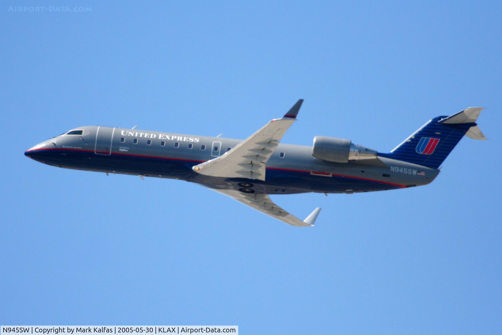 N945SW, 2003 Bombardier CRJ-200LR (CL-600-2B19) C/N 7770, United Express, (Skywest) Canadair CL-600-2B19, N945SW, departing 25R KLAX