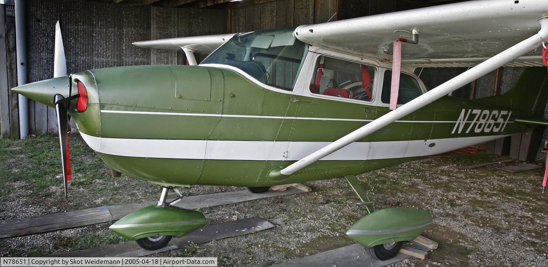N78651, 1968 Cessna 172K Skyhawk C/N 17257705, Skyhawk N78651 in open hangar