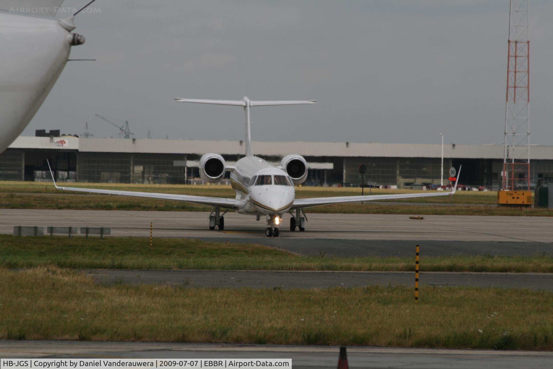 HB-JGS, 2005 Embraer EMB-135BJ Legacy C/N 14500854, taxiing to park on General Aviation apron