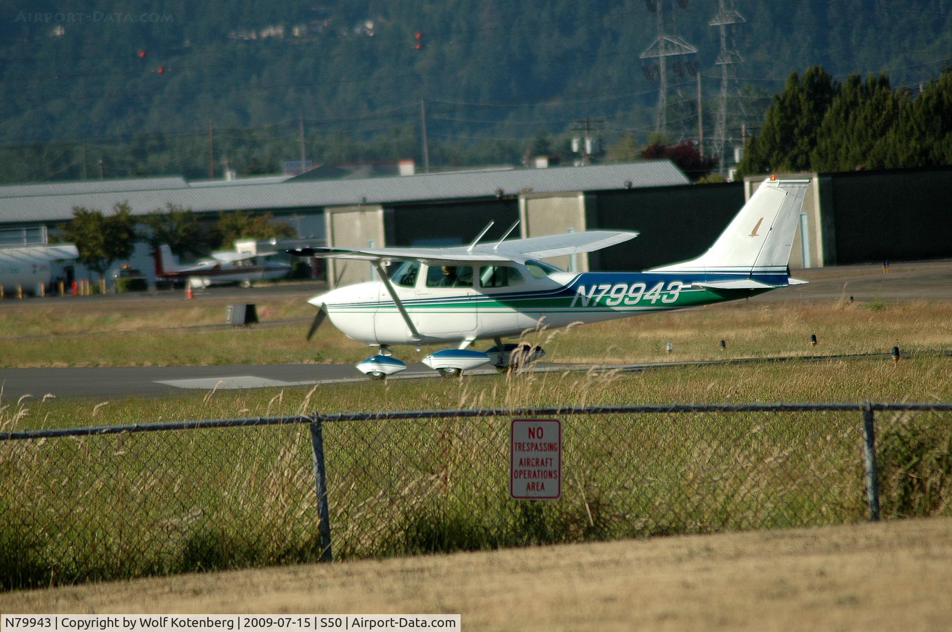 N79943, 1969 Cessna 172K Skyhawk C/N 17258270, taxying at Auburn