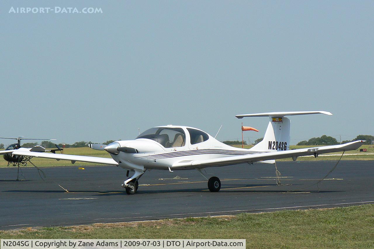 N204SG, 2005 Diamond DA-40 Diamond Star C/N 40.482, At Denton Municipal