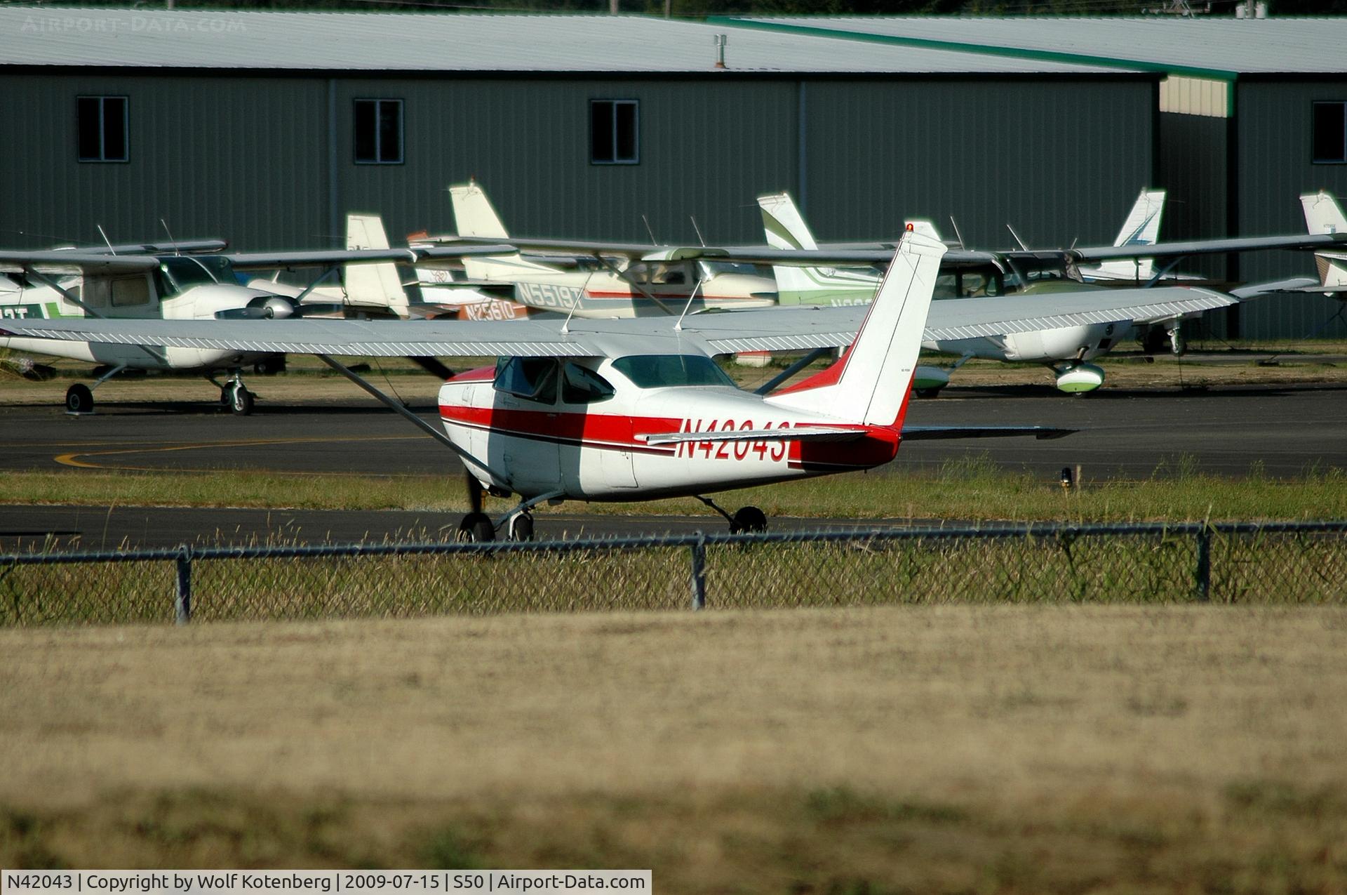 N42043, 1968 Cessna 182L Skylane C/N 18258827, awaiting clear runway