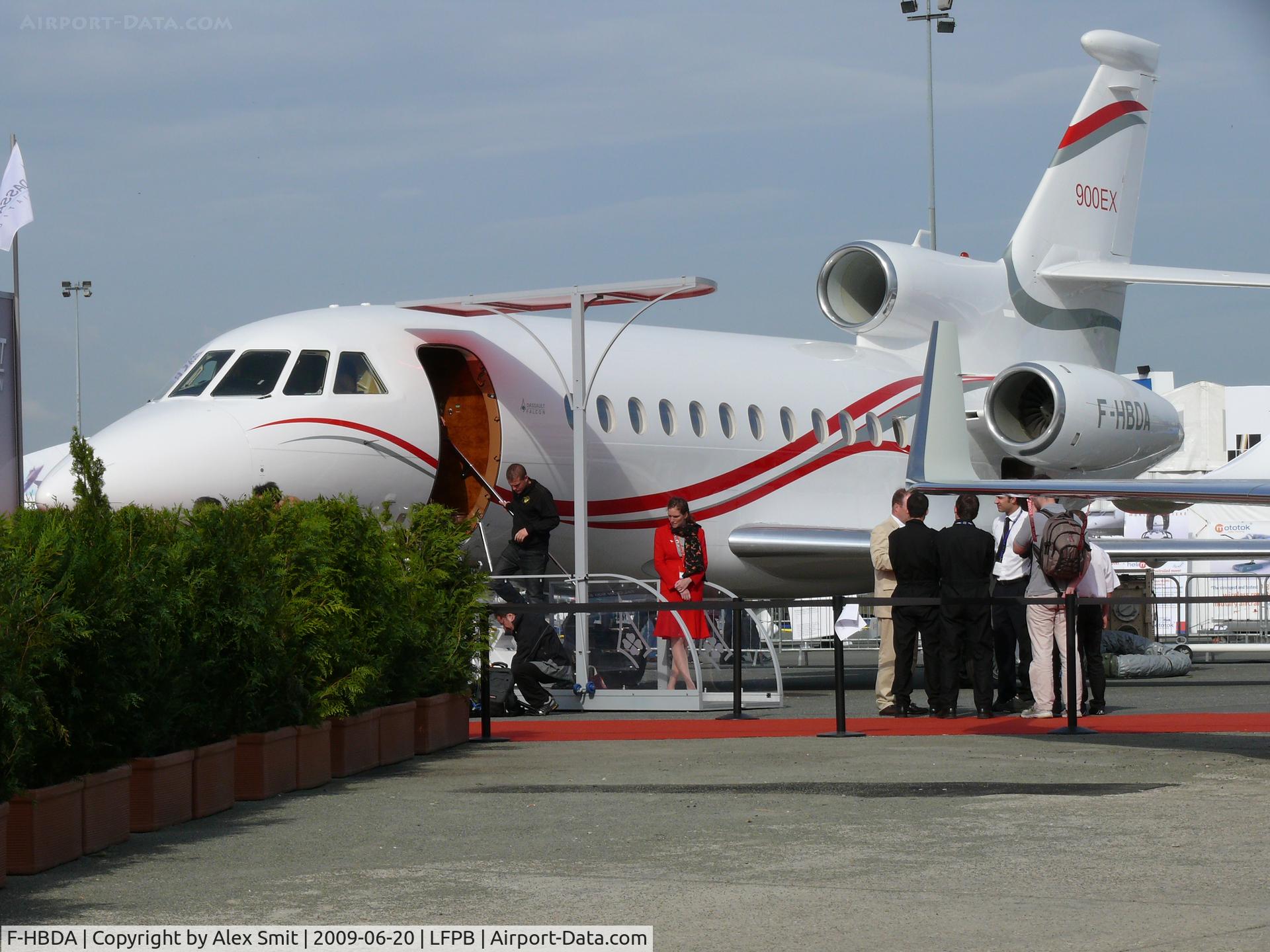 F-HBDA, 2009 Dassault Falcon 900EX C/N 200, Dassault Falcon 900EX F-HBDA Dassault Aviation well hidden behind bushes, VIP's and aircrat