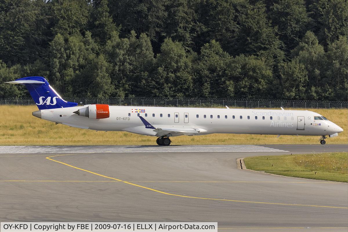 OY-KFD, 2009 Bombardier CRJ-900 (CL-600-2D24) C/N 15221, SAS CRJ-900 lining up