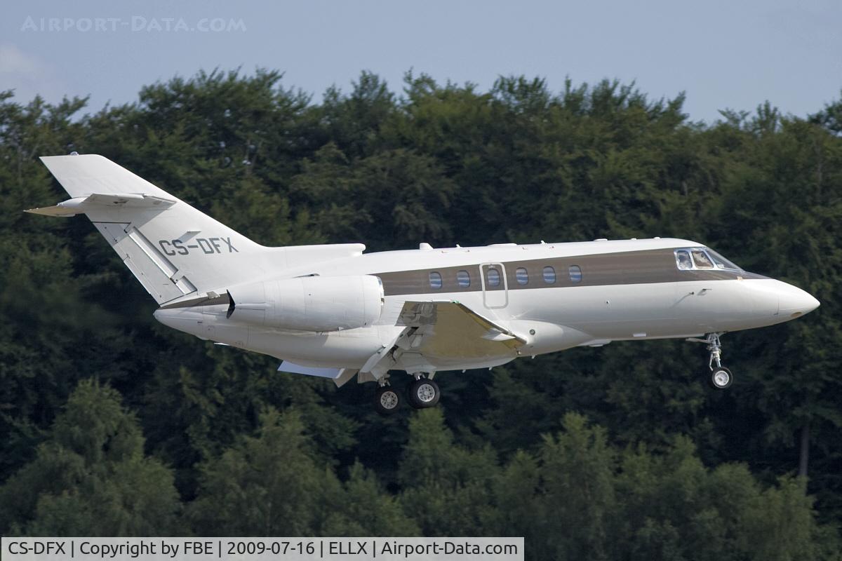 CS-DFX, 2004 Raytheon Hawker 800XP C/N 258656, Net Jets Hawker 800XP about to touchdown at Findel