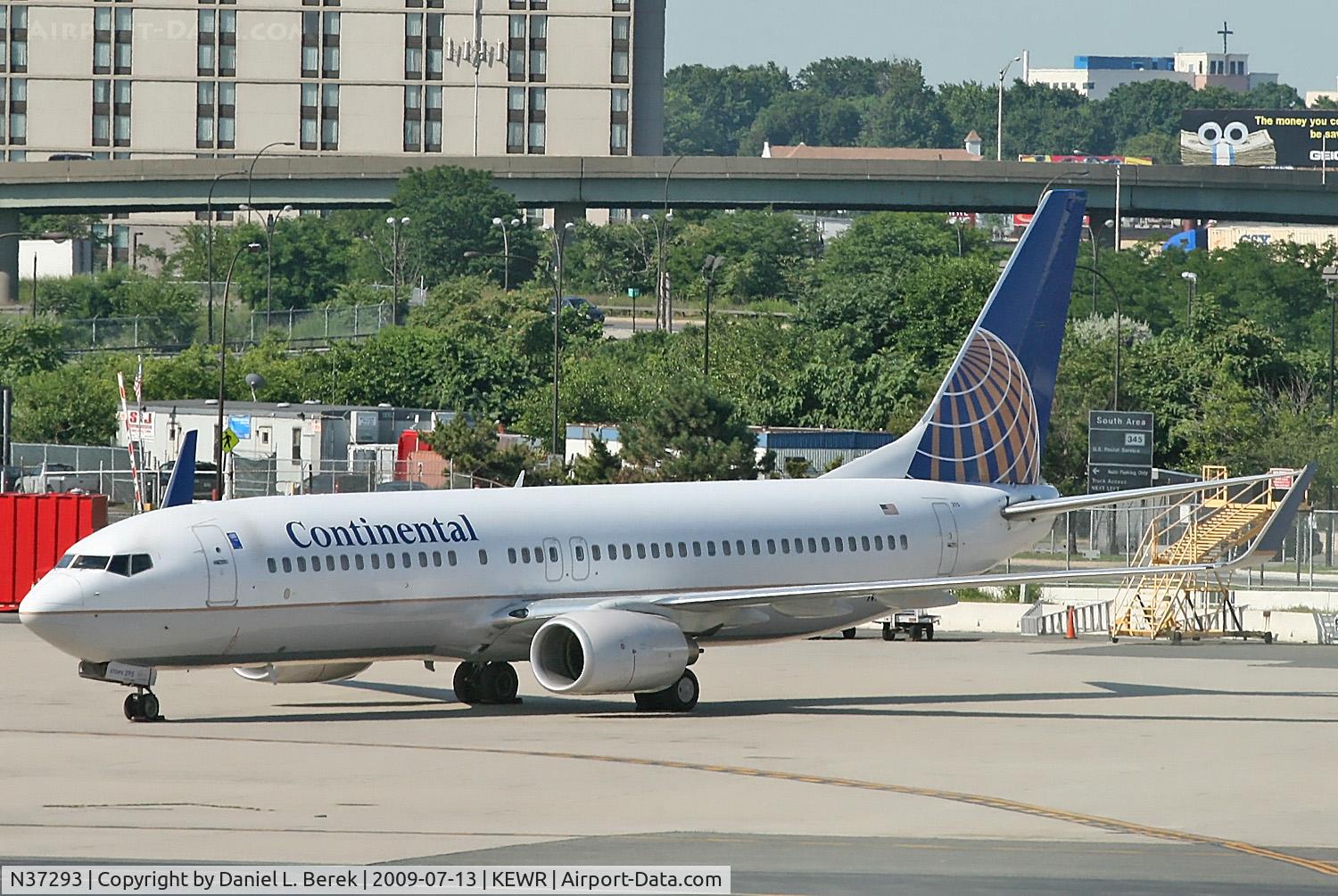 N37293, 2005 Boeing 737-824 C/N 33453, A CO ETOPS certified 737NG taxies toward the main runway at Newark.