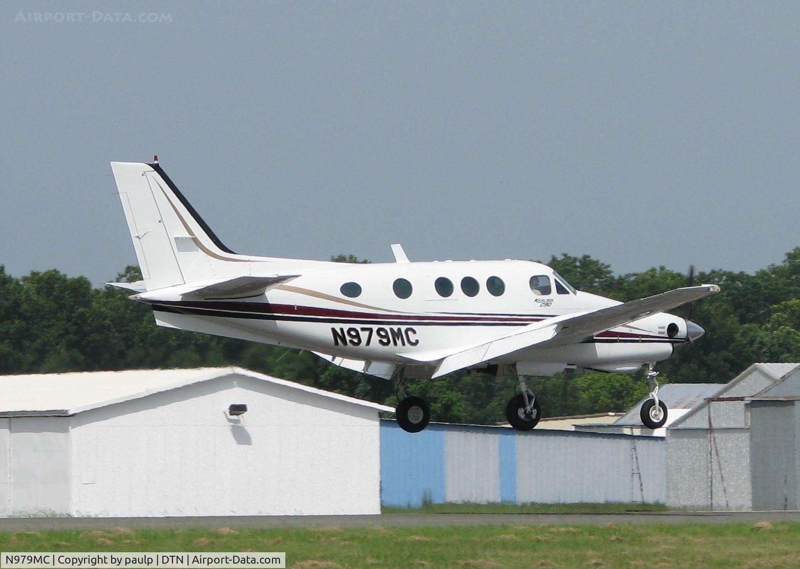 N979MC, 1982 Beech C90 King Air C/N LJ-1001, Touching down on Rwy 14 at the Shreveport Downtown Airport.