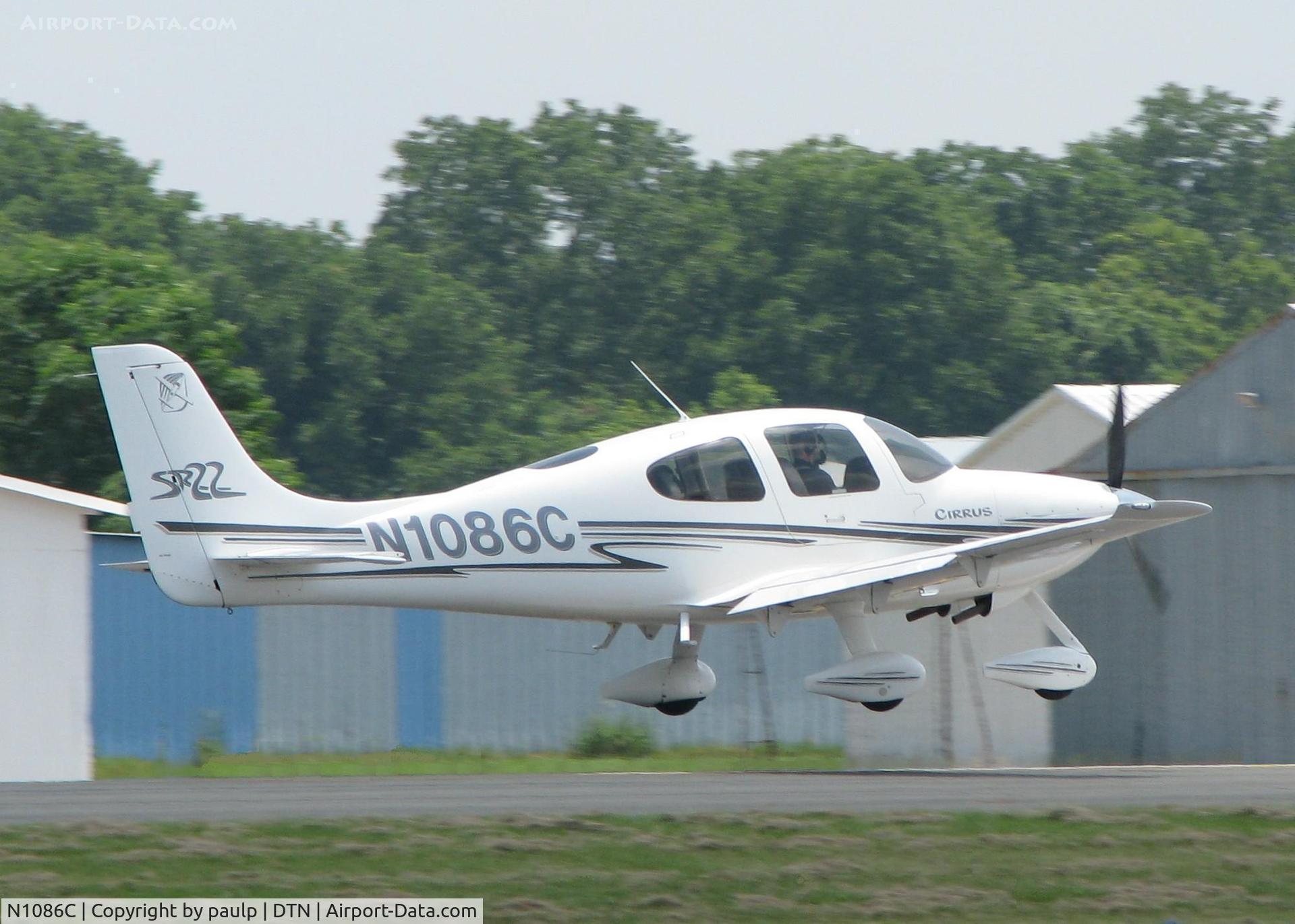 N1086C, 2003 Cirrus SR22 C/N 0462, Touching down on 14 at Downtown Shreveport.