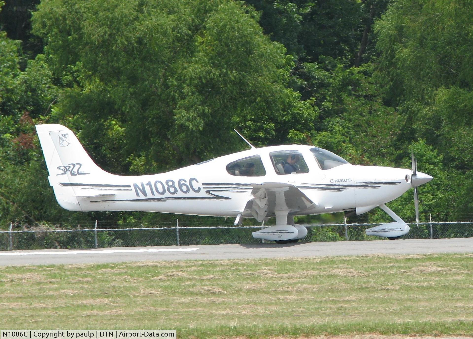 N1086C, 2003 Cirrus SR22 C/N 0462, Starting to roll for take off on runway 14 at the Shreveport Downtown airport.