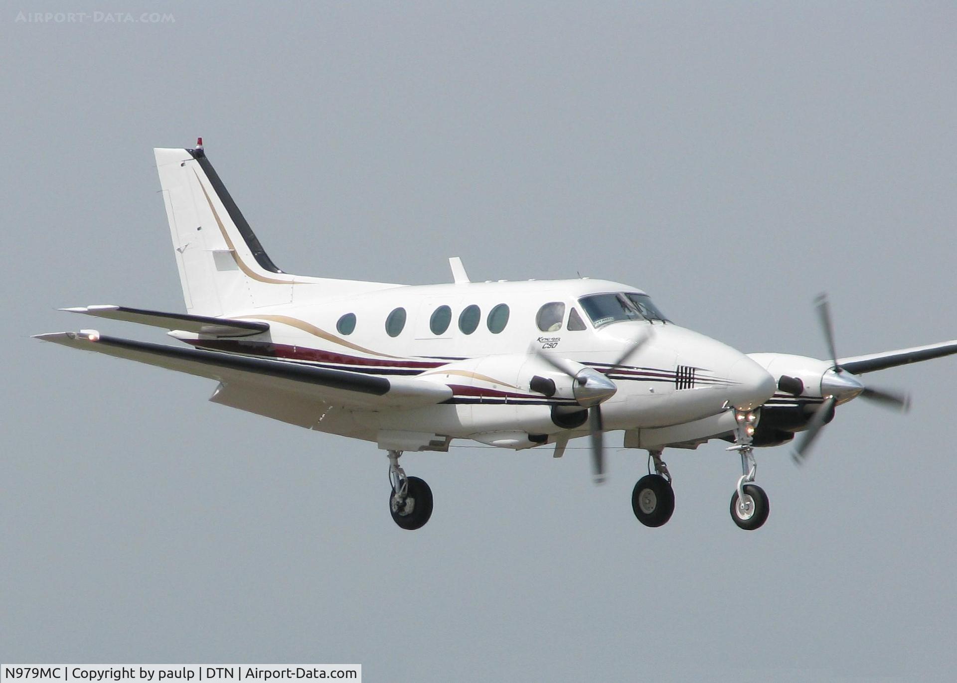 N979MC, 1982 Beech C90 King Air C/N LJ-1001, Landing at Downtown Shreveport.