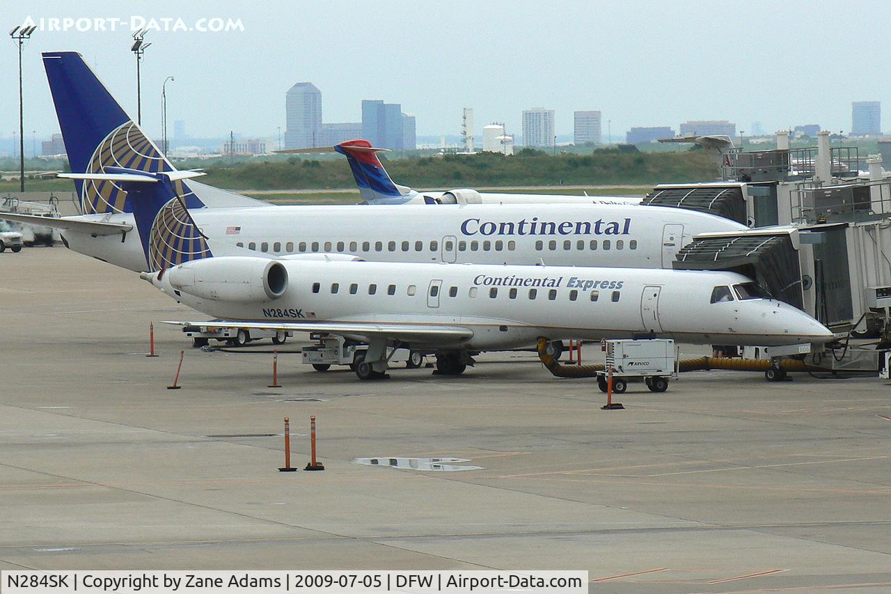 N284SK, 2001 Embraer EMB-145LR C/N 145427, Continental Express at the gate -DFW