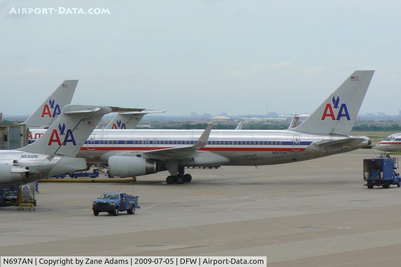 N697AN, 1994 Boeing 757-223 C/N 26977, American Airlines at the gate - DFW