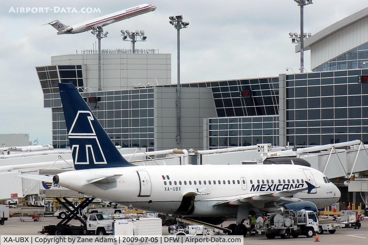 XA-UBX, 2005 Airbus A318-111 C/N 2544, Mexicana at the gate - DFW