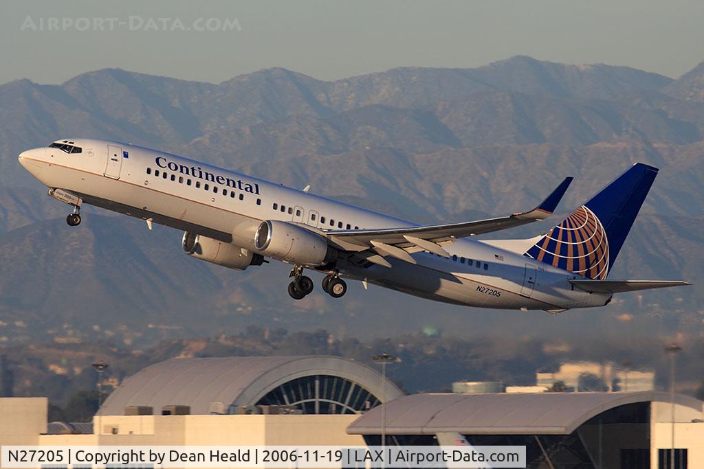 N27205, 2000 Boeing 737-824 C/N 30577, Continental Airlines N27205 (FLT COA1503) climbing out from RWY 25R enroute to Newark Liberty Int'l (KEWR).