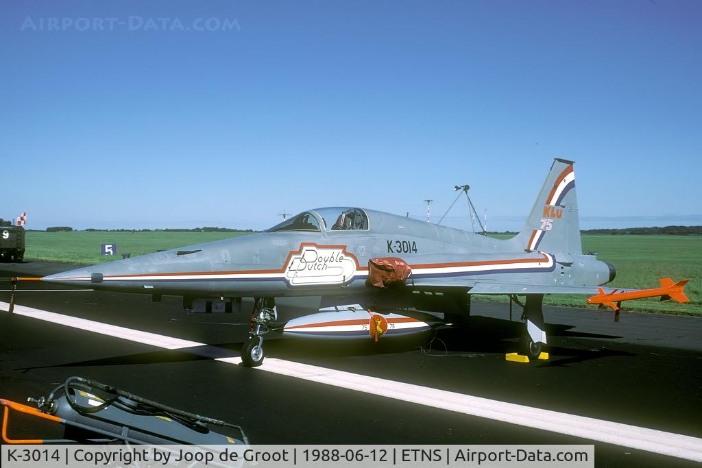 K-3014, 1970 Canadair NF-5A Freedom Fighter C/N 3014, The Double Dutch display team was present at the Schleswig Jagel open house in 1988.