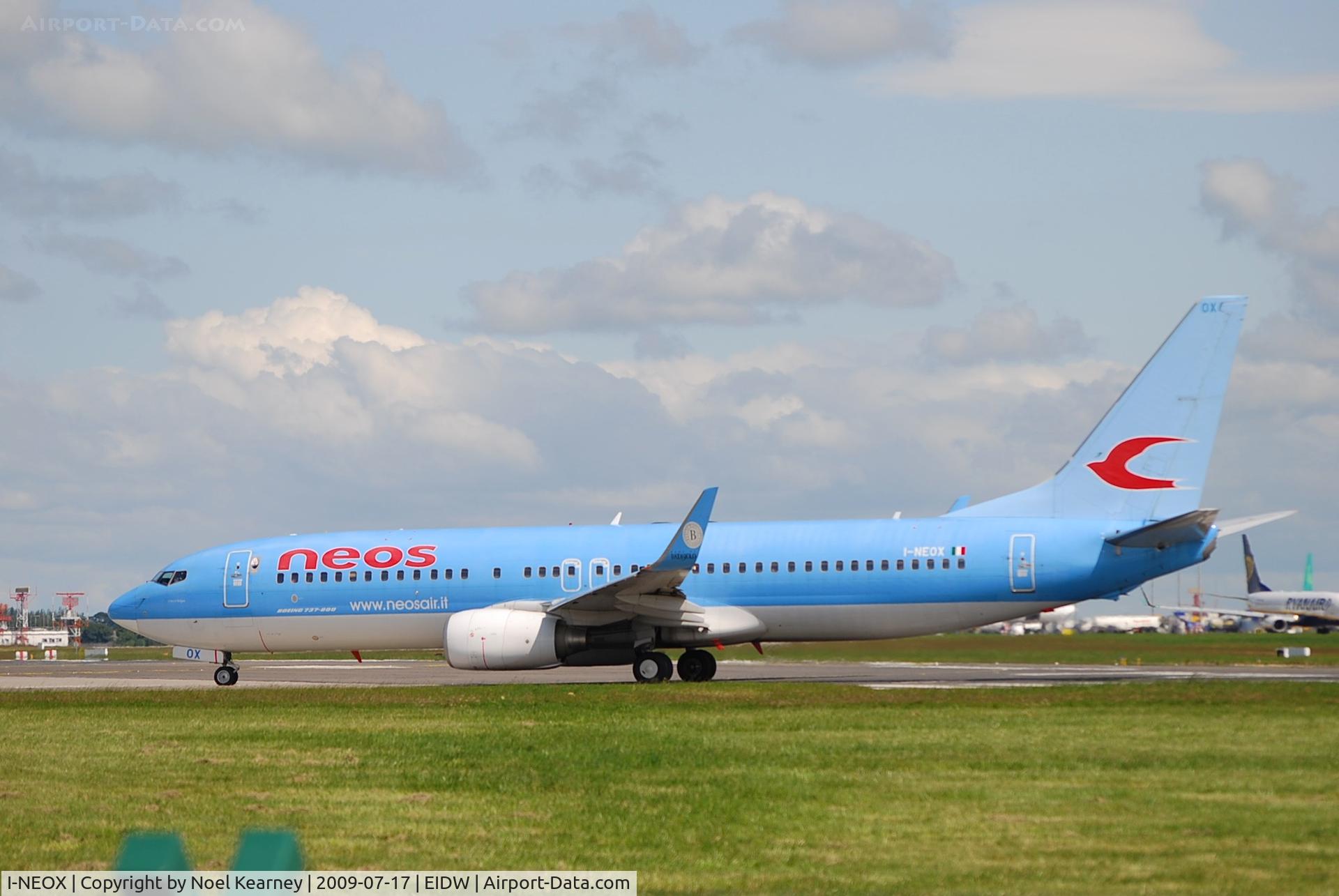 I-NEOX, 2004 Boeing 737-86N C/N 33677, Departing Rwy 28
