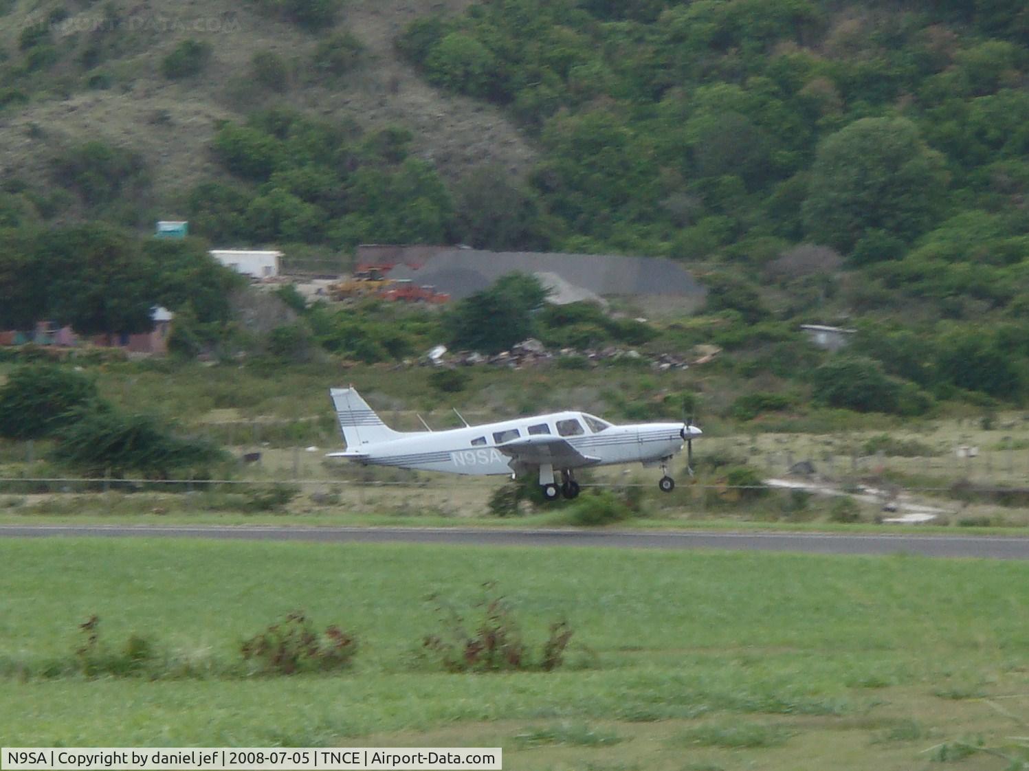 N9SA, 1977 Piper PA-32R-300 Cherokee Lance C/N 32R-7780530, Landing in statia