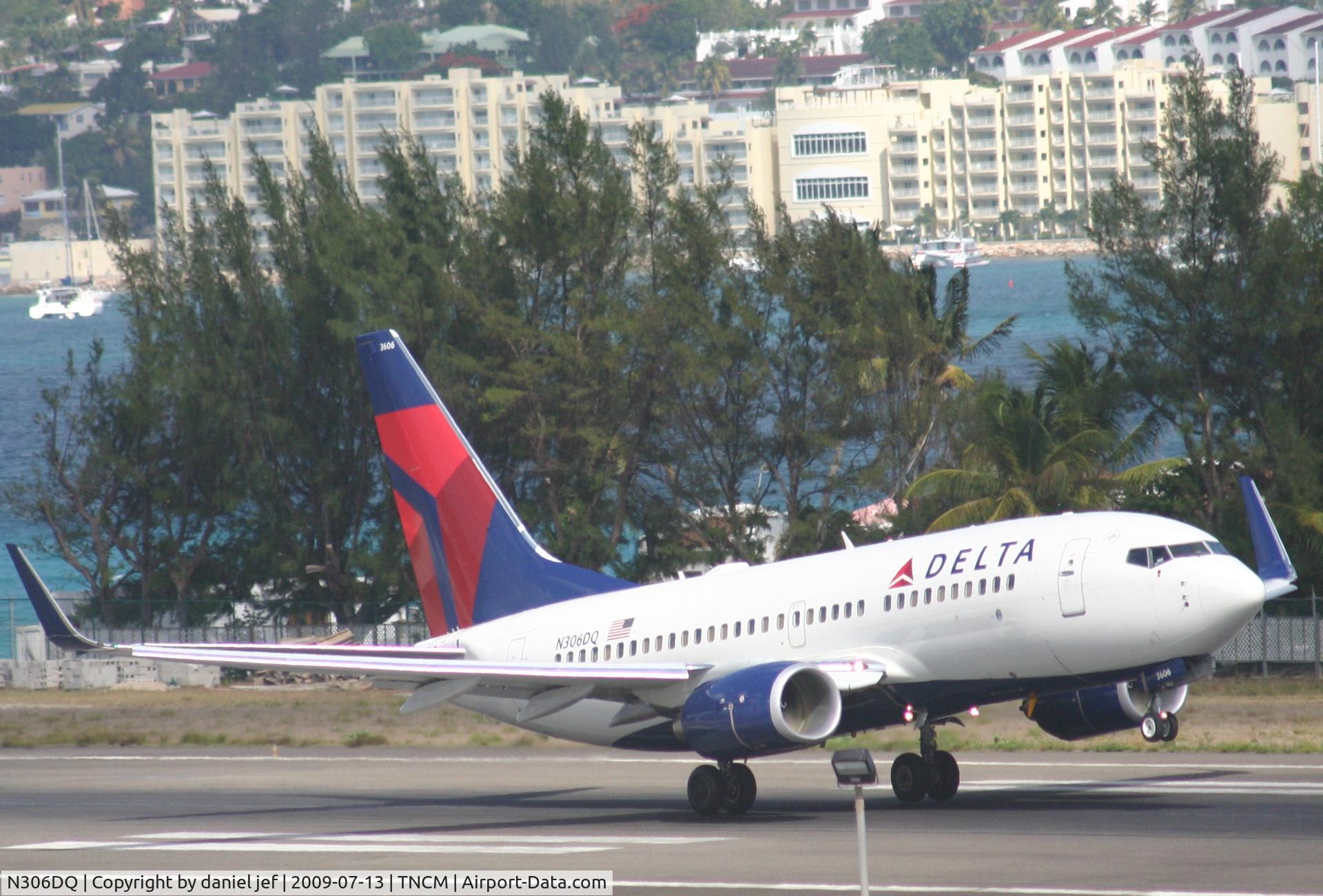N306DQ, 2008 Boeing 737-732 C/N 29633, taking off 27