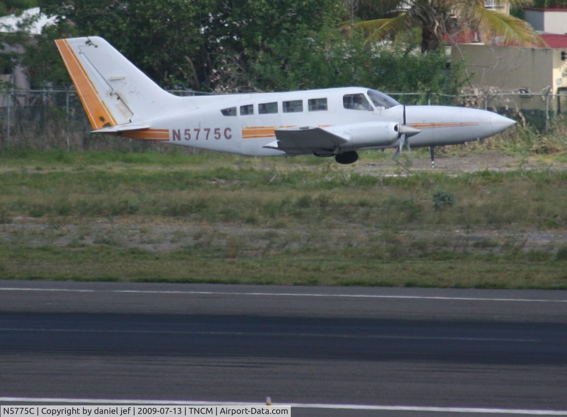 N5775C, 1979 Cessna 402C Businessliner C/N 402C0040, taking off 27